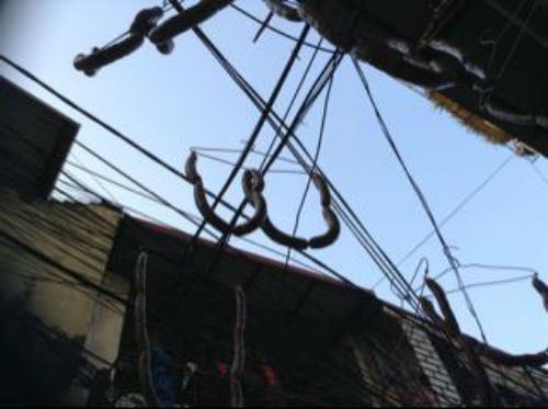 Nhiều người dân cho rằng cách làm này không chỉ gây nguy hiểm khi làm mất an toàn hành lang lưới điện mà còn gây mất mỹ quan đô thị. Chưa kể cách phơi lạp xưởng như vậy có đảm bảo được chất lượng vệ sinh an toàn thực phẩm hay không?