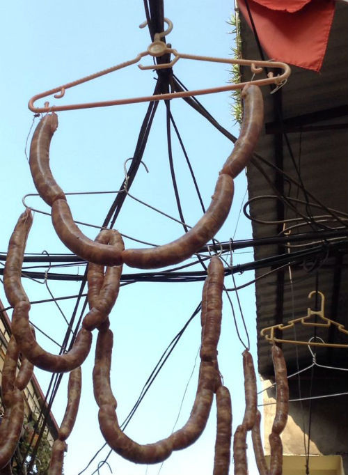 Cận cảnh "trận địa" lạp xưởng trên cao ở ngõ 58, Hoàng Hoa Thám.