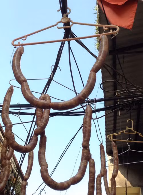 Cận cảnh "trận địa" lạp xưởng trên cao ở ngõ 58, Hoàng Hoa Thám.