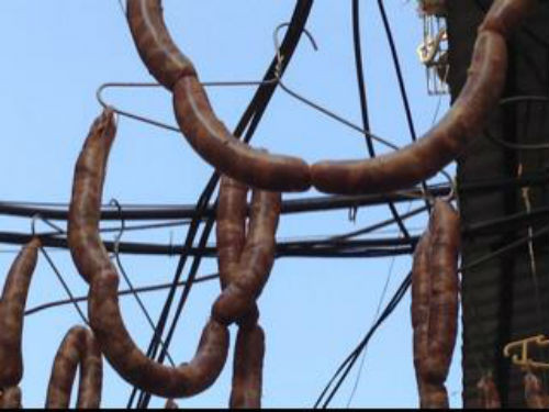 Người quen mắt không sao nhưng nhiều người đi qua con ngõ này không khỏi giật mình khi thấy từng khúc lạp xưởng treo lủng lẳng trên đầu. Người dân trong khu vực cho biết, chủ nhân của những chiếc lạp xưởng này có truyền thống từ Lạng Sơn. Mỗi đợt làm sẽ chỉ phơi từ 4 đến 5 ngày và chỉ phơi khi trời hanh.