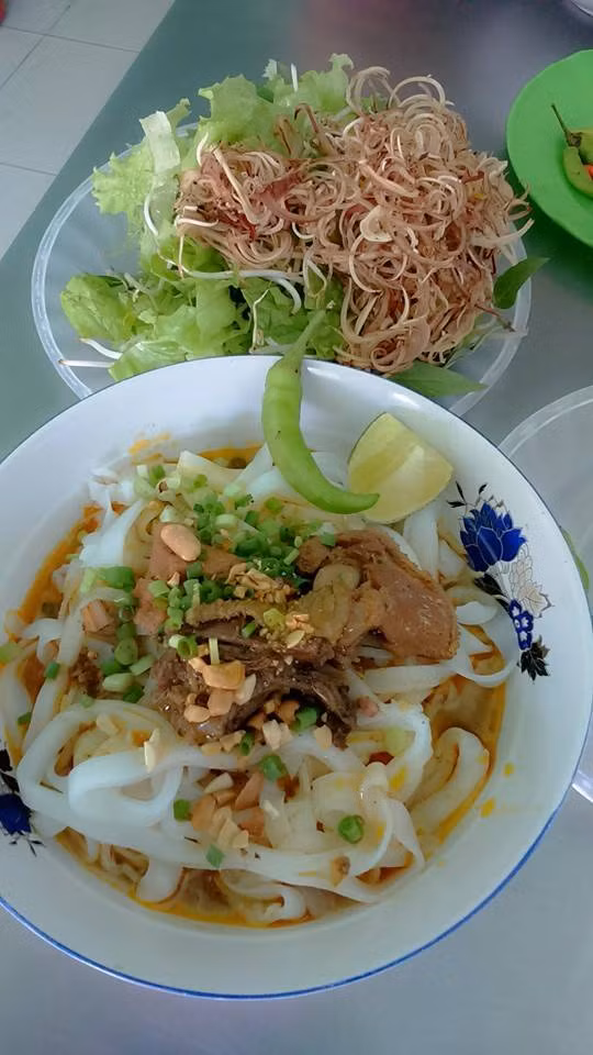 Một đặc điểm nữa trong “không gian hiện hữu” của mỳ Quảng là tại các đám giỗ, chạp, hay lễ tiệc truyền thống ở Quảng Nam. Trong những trường hợp cần thiết, món mỳ Quảng chay là lựa chọn tuyệt vời để phục vụ những người kiêng ăn thịt cá, nhất là trong những ngày rằm, mồng một. 