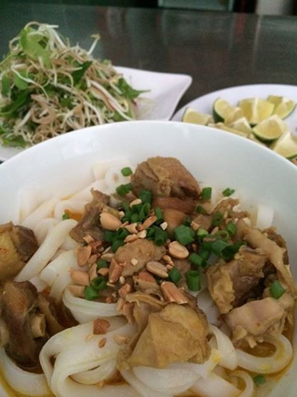 Nguyên liệu làm nên một tô mỳ Quảng cũng khá dân dã và phổ biến, gồm bột mỳ nhồi với nước rồi cán mỏng, luộc chín của mỳ Tàu được thay thế bằng bột gạo xay nhuyễn, hấp trên nước sôi sau khi đã tráng mỏng bột trên lớp vải và xắt sợi to.