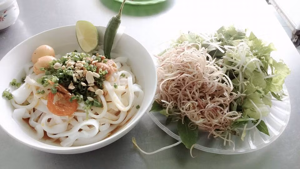 Để có những tô mỳ Quảng đạt chuẩn, người đầu bếp cần hết sức kiên nhẫn, tỉ mỉ. Một thứ không bao giờ thiếu trong một tô mỳ Quảng là rau sống với nhiều loại rau thơm ngon đặc trưng của làng rau Trà Quế, một làng chuyên canh rau nổi tiếng ở Hội An. Ngoài ra còn kèm thêm các phụ gia như bánh tráng, chanh, ớt xanh, đậu phộng rang giã dập...