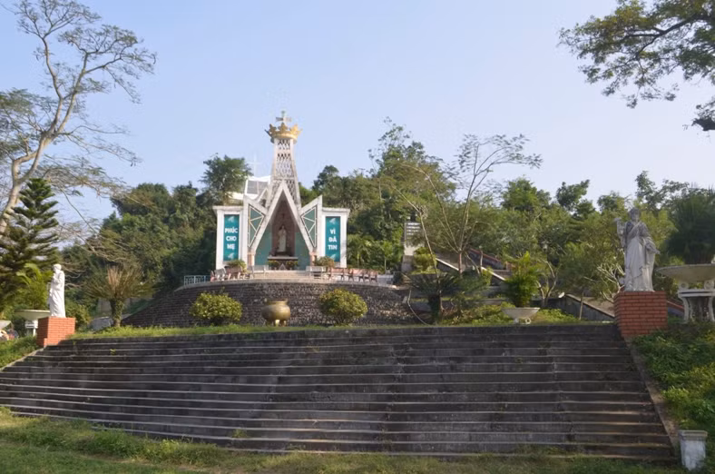 Nhà thờ tọa lạc trên một đồi núi cao của di tích kinh thành Simhapura (kinh thành Sư Tử) của vương quốc Chiêm Thành xưa.