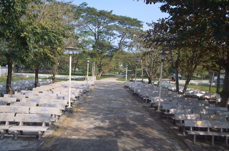 Nét tĩnh lặng hiếm có ở khu vực hành lễ chính của Trung tâm Thánh Mẫu.