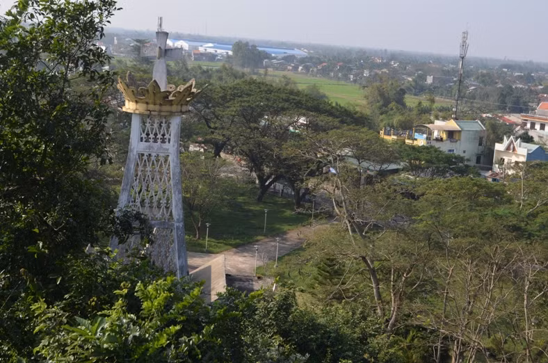 Từ Trung tâm đỉnh đồi Trà Kiệu, phóng tầm nhìn về phía Tây Bắc sẽ thấy một không gian xanh thẳm của cây cỏ.