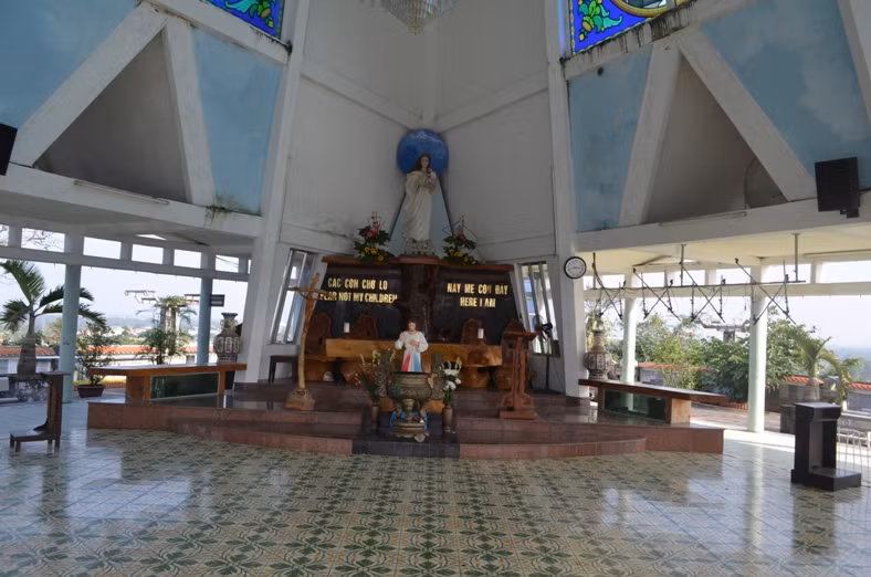 Khu vực Trung tâm hành lễ là khoảng không gian rộng, thanh tịnh và tôn nghiêm, bất khả xâm phạm.