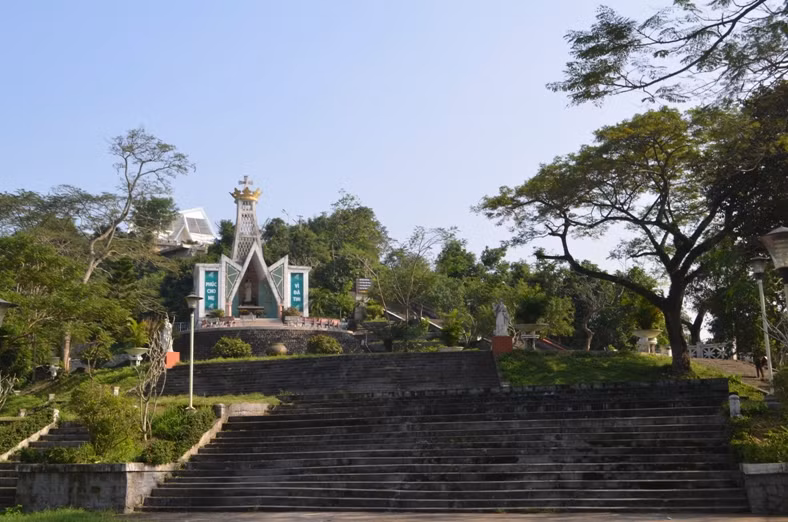 Ðền thờ được dâng kính Ðức Mẹ Phù Hộ Các Giáo Hữu, với mục đích ghi nhớ sự kiện Ðức Mẹ phù hộ cho giáo hữu nơi đây trong cuộc chiến chống lại Phong trào Cần Vương năm 1885.