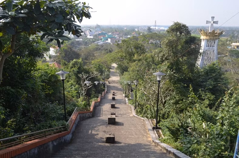 Muốn lên trung tâm chính điện để chánh bái phải leo khoảng 150 bậc thang.