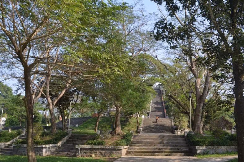 Đứng dưới chân núi, du khách có thể lòng thành hướng về Đức Mẹ với một đức tin tuyệt đối.