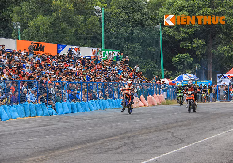 Các tay đua đều "cứng cựa" như nhau, so kè từng chút một trên đường đua.
