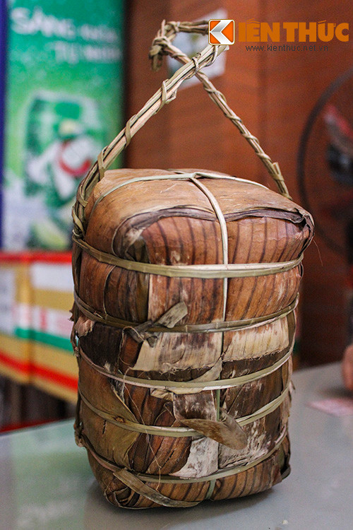 Bên ngoài, chiếc bánh tét này không có gì khác so với loại bánh thông thường, tuy nhiên bên trong nhân bánh lại có chữ rất độc đáo. Chị Nguyễn Thị Thanh Phương, người làm ra những chiếc bánh độc đáo trên cho biết, mấy ngày nay rất nhiều người tìm đến nhà chị để đặt mua.