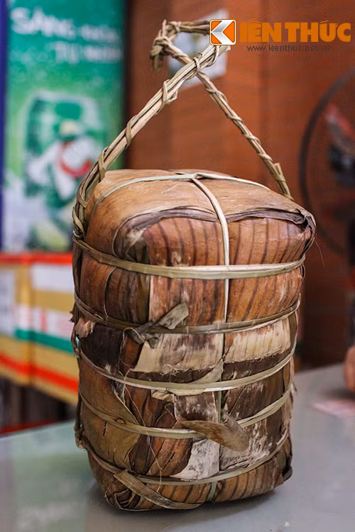 Bên ngoài, chiếc bánh tét này không có gì khác so với loại bánh thông thường, tuy nhiên bên trong nhân bánh lại có chữ rất độc đáo. Chị Nguyễn Thị Thanh Phương, người làm ra những chiếc bánh độc đáo trên cho biết, mấy ngày nay rất nhiều người tìm đến nhà chị để đặt mua.