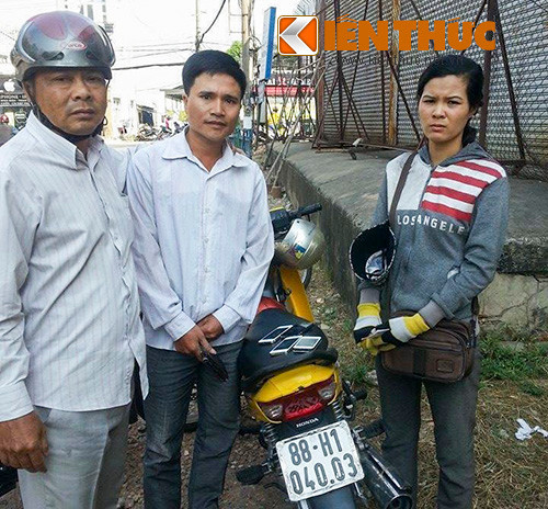 Vao vai nguoi ban ve so, dung Iphone 5 “rom” de lua dao