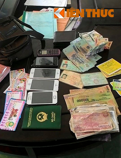 Vao vai nguoi ban ve so, dung Iphone 5 “rom” de lua dao-Hinh-2