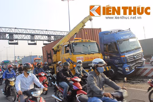 Tai xe container ngu gat khien xa lo HN nao loan-Hinh-2