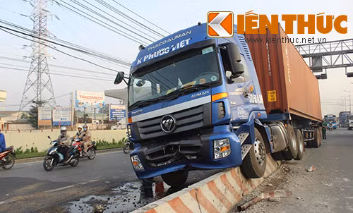 Tai xe container ngu gat khien xa lo HN nao loan