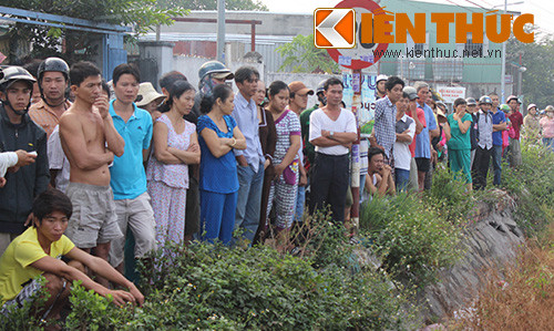 Chồng băng qua đường sắt, vợ ngồi sau chết thảm - Hình 2 Chong bang qua duong sat, vo ngoi sau chet tham-Hinh-2