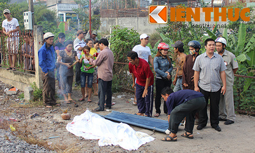 Chồng băng qua đường sắt, vợ ngồi sau chết thảm Chong bang qua duong sat, vo ngoi sau chet tham