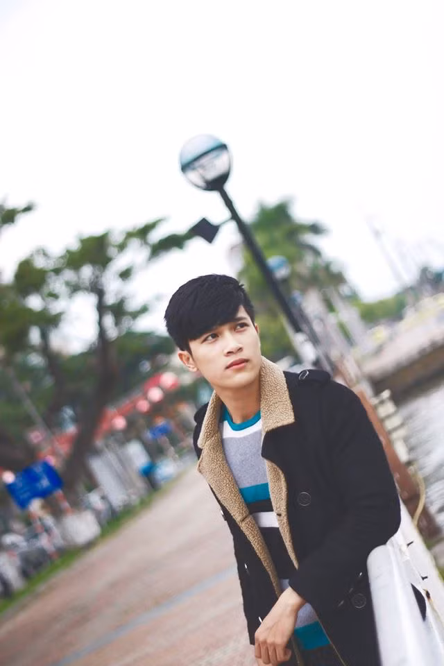 Không chỉ đàn hát, Phan Việt Vương còn chơi bóng chuyền giỏi. Anh tham gia các sự kiện, chương trình, các hoạt động từ thiện - xã hội… “Hễ hoạt động gì có khả năng là Vương tham gia. Vương không ngại khó ngại khổ hay ngại xa”, anh nói.