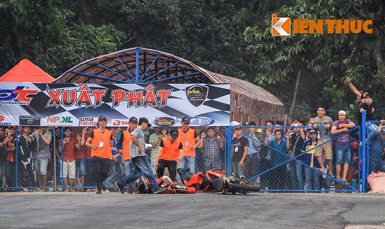Có nhiều tay đua đã phải bỏ cuộc vì những tai nạn trên đường đua.