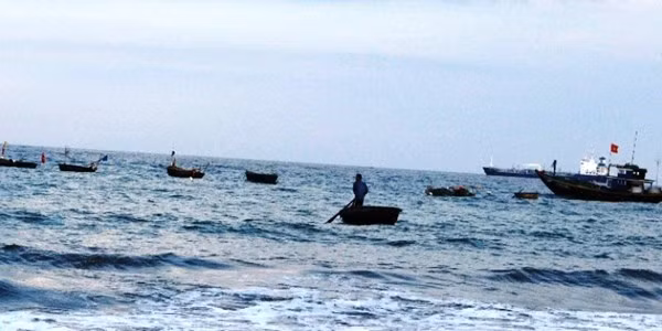 Cuu song 7 ngu dan Quang Nam bi nan tren bien