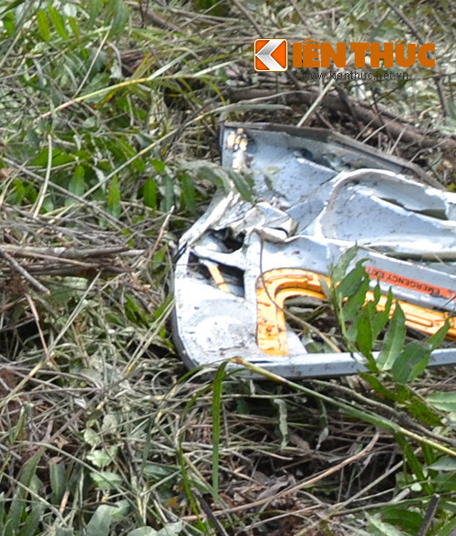 Một mảnh vỡ của chiếc trực thăng tại hiện trường.