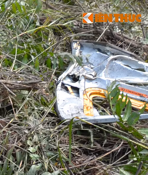 Một mảnh vỡ của chiếc trực thăng tại hiện trường.