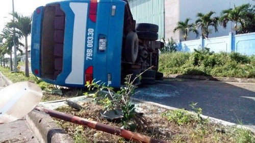 Hai xe cho cong nhan tong nhau, 20 nguoi nhap vien