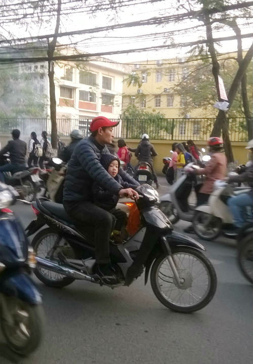 Cả bố và con đều vi phạm giao thông. Hình ảnh được ghi tại đường Hoàng Hoa Thám (quận Ba Đình).