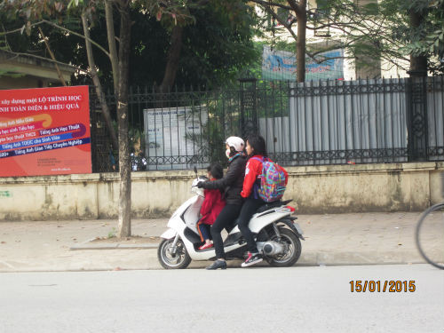 Theo ghi nhận của Kiến Thức, hiện tình trạng trẻ em không đội mũ bảo hiểm khi tham gia giao thông nhan nhản trên đường phố Hà Nội. Ảnh chụp trên đường Nguyễn Khánh Toàn sáng 15/1.