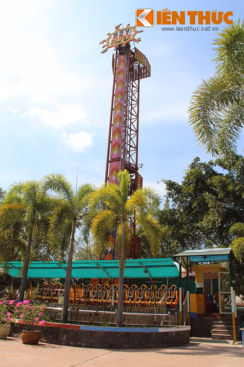 Lực lượng bảo vệ và những người quản lý trò chơi không bận rộn như những ngày trước đó.