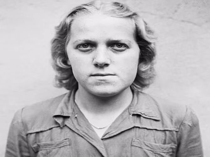 Bức ảnh chụp Herta Bothe trong khi chờ xét xử hồi tháng 8/1945. Trước đó, vào năm 1942, Herta là lính gác tại trại tập trung Ravensbruck. Tại khu trại này, Herta khét tiếng với những vụ đánh đập tù nhân tàn bạo. Có thể nói, những nữ sát thủ thời kỳ Đức Quốc xã còn tàn bạo hơn cả nam giới. Nguồn ảnh: The Richest