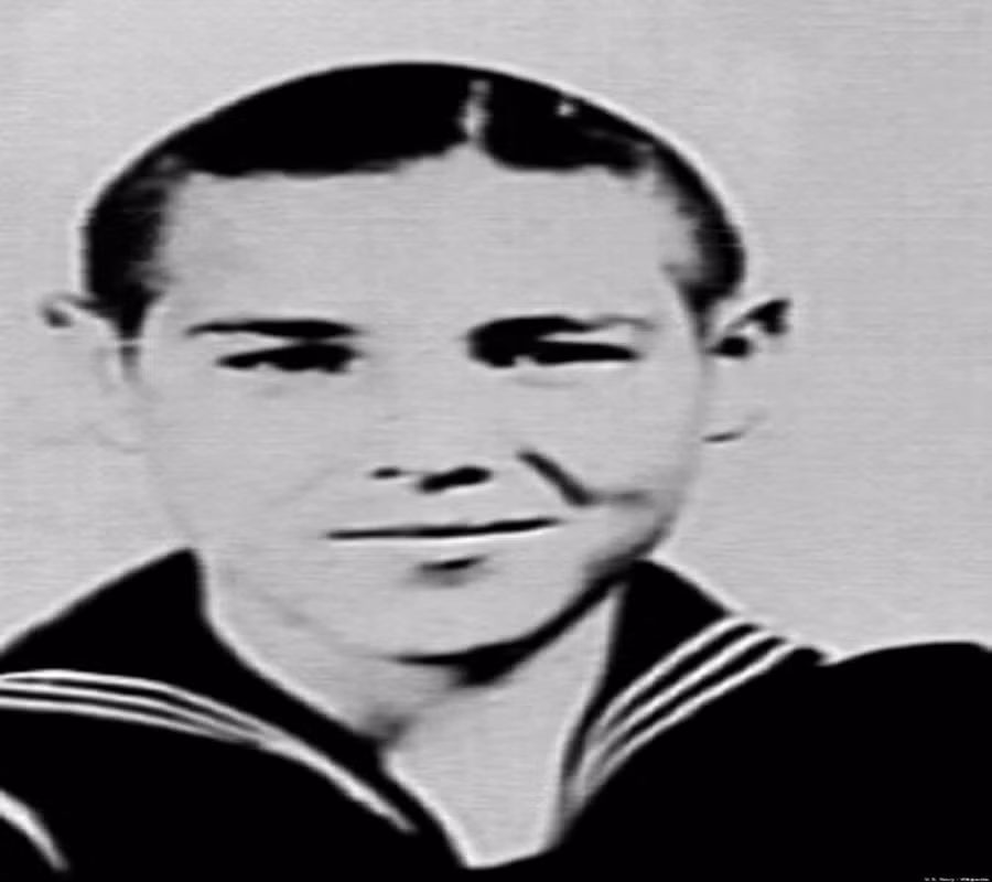 Calvin Graham là lính Mỹ trẻ nhất trong Chiến tranh Thế giới thứ hai khi tham gia vào chiến trường lúc mới 12 tuổi. Được biết, Calvin đã được trao tặng Huân chương Ngôi sao Đồng và Trái tim Tím trước khi Hải quân Mỹ phát hiện ra tuổi thực của người lính này.