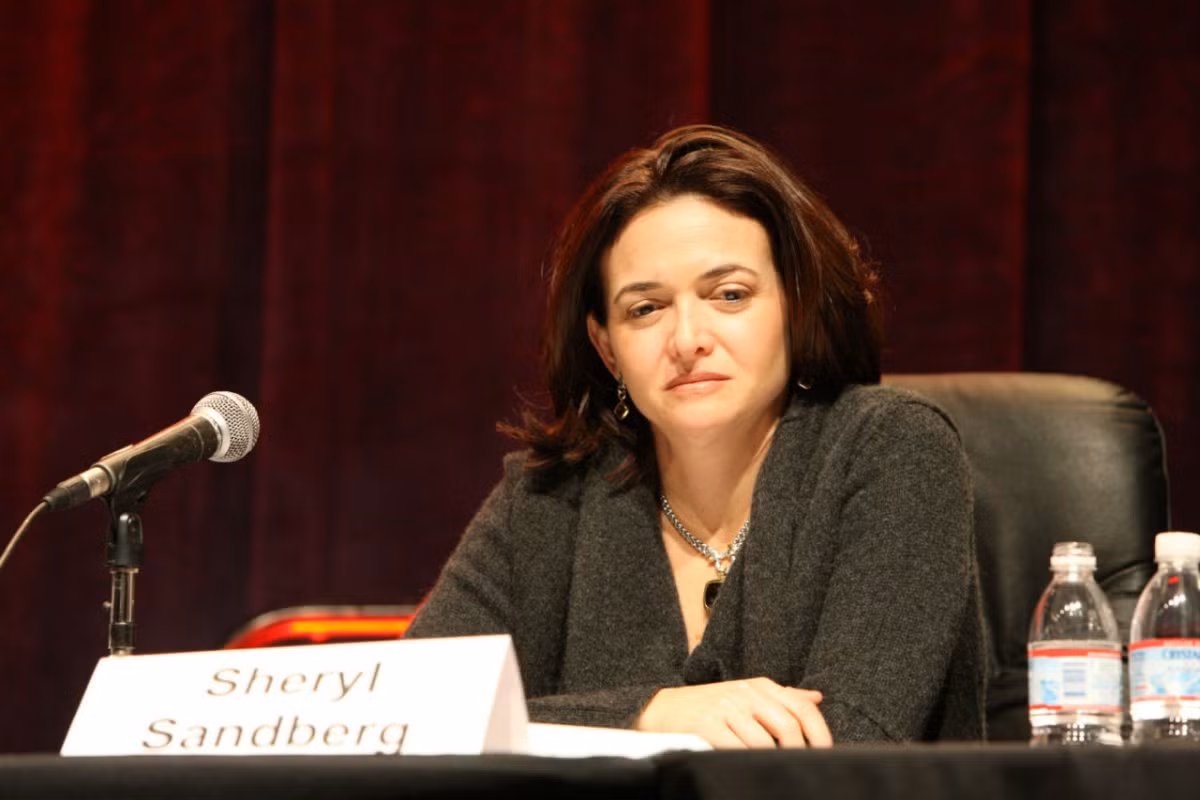 Sheryl Sandberg, Giám đốc điều hành của Facebook, thường tắt điện thoại vào ban đêm. Theo bà Sheryl, một giấc ngủ ngon sẽ giúp người ta dễ dàng hơn trong việc giải quyết các tình huống căng thẳng.