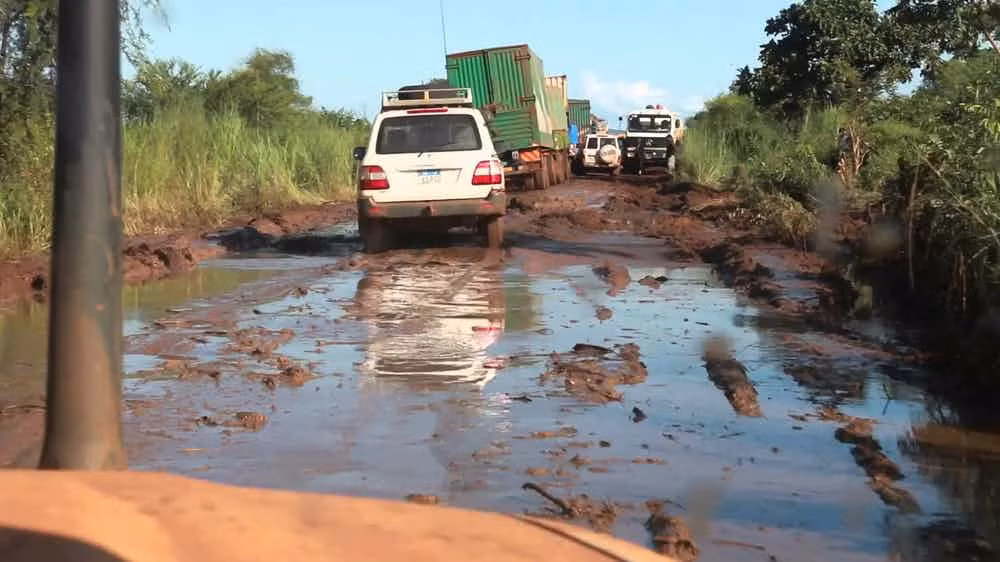 Đất nước Sudan được biết đến như một vùng chiến sự ở Châu Phi. Quốc gia này đối mặt với các cuộc xung đột trong khi cuộc sống người dân vô cùng khó khăn, nghèo đói. Đường sá ở quốc gia này xuống cấp trầm trọng, gây nguy hiểm cho người tham gia giao thông. Ảnh: The Richest