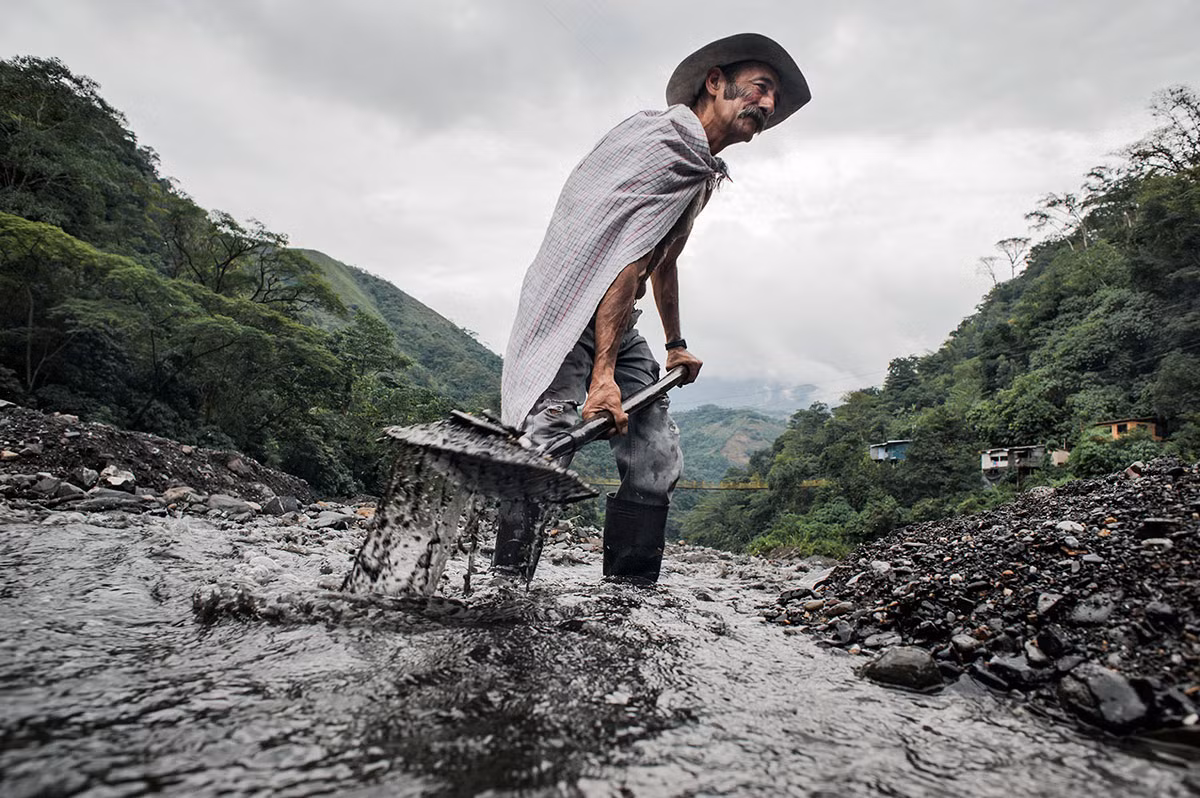 Ông Jose Elias Vallejo sống ở Matadecafe, một khu định cư thuộc vùng lân cận các mỏ Muzo, đã làm công việc này trong suốt hơn 40 năm.