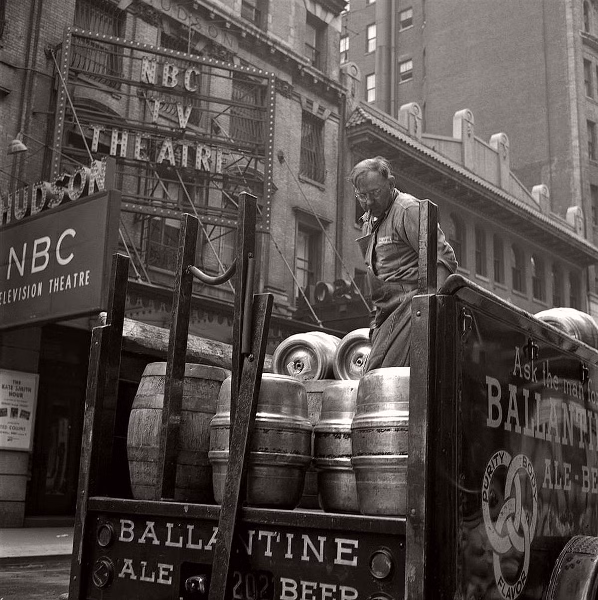 Chiếc xe tải chở bia đỗ trên đường phố New York.