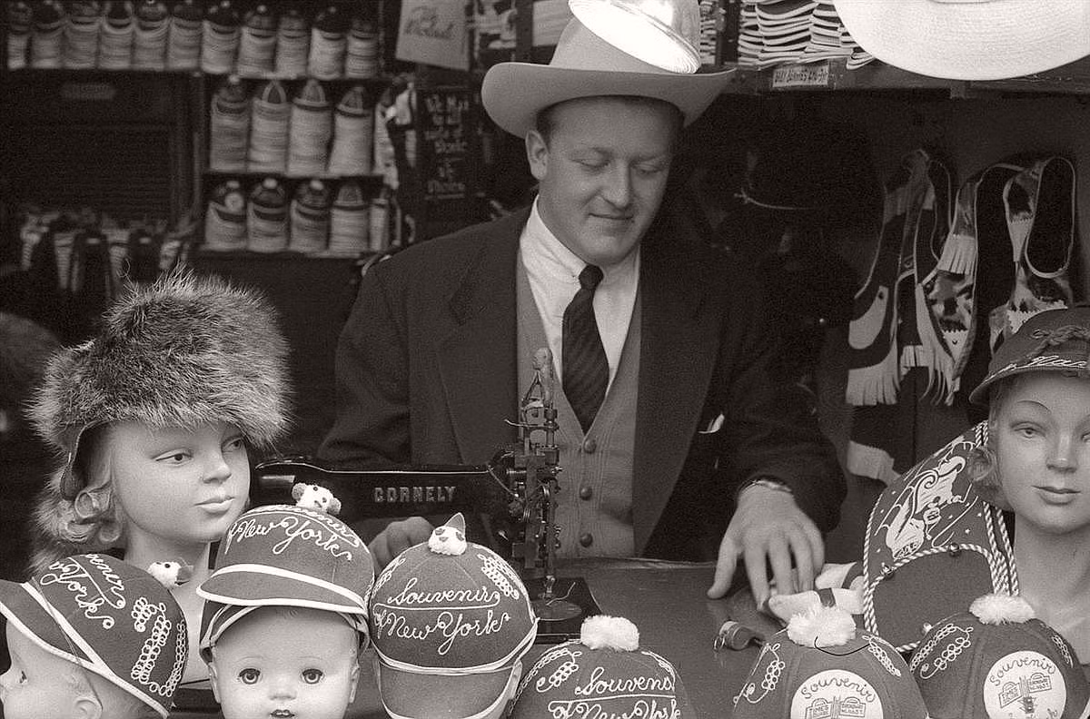 Người đàn ông làm việc với chiếc máy khâu hồi tháng 11/1954.