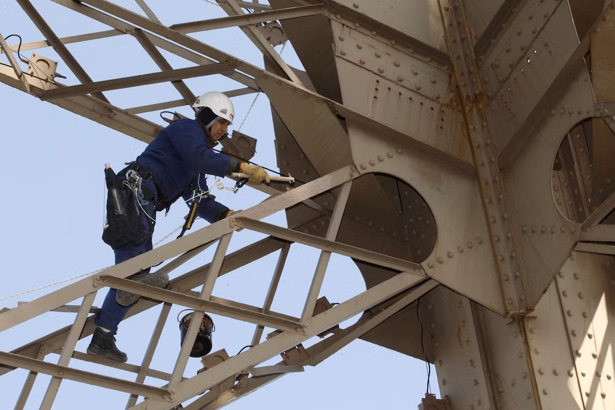 Cứ sau 7 năm, người ta sử dụng 60 tấn sơn không chì quét lên Tháp Eiffel để chống rỉ. Công việc này kéo dài tới 18 tháng.