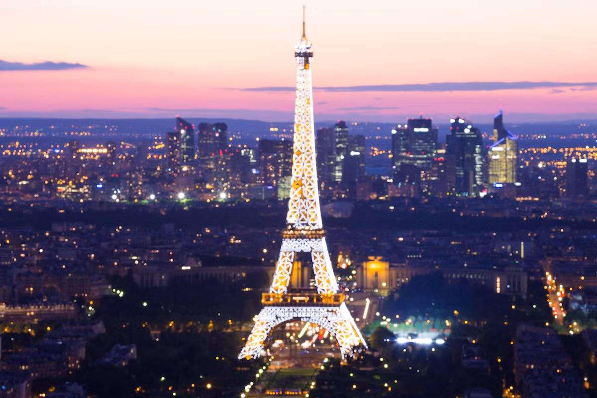 20.000 đèn LED được sử dụng để thắp sáng Tháp Eiffel vào ban đêm.