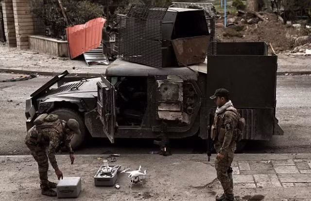 Tuy nhiên, phía Iraq đã nhanh chóng học hỏi được phương pháp đơn giản mà hiệu quả này. Thượng tá Hussein Muayad thuộc cảnh sát Iraq cho biết lực lượng này đã trang bị máy bay không người lái (UAV) điều khiển từ xa cùng lựu đạn 40 mm để cho nhóm IS “một bài học”. Ảnh: Quá trình chuẩn bị được thực hiện vô cùng kỹ càng.