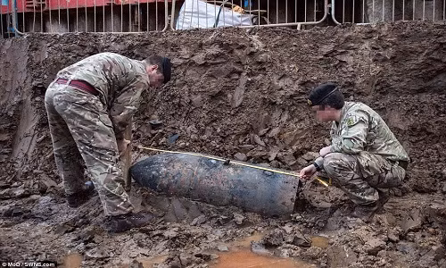 Daily Mail đưa tin, ngày 2/3, một quả bom chưa nổ từ thời Thế chiến II được phát hiện chôn sâu dưới lòng đất tại một khu công trường xây dựng ở Brent, phía tây bắc thủ đô London.