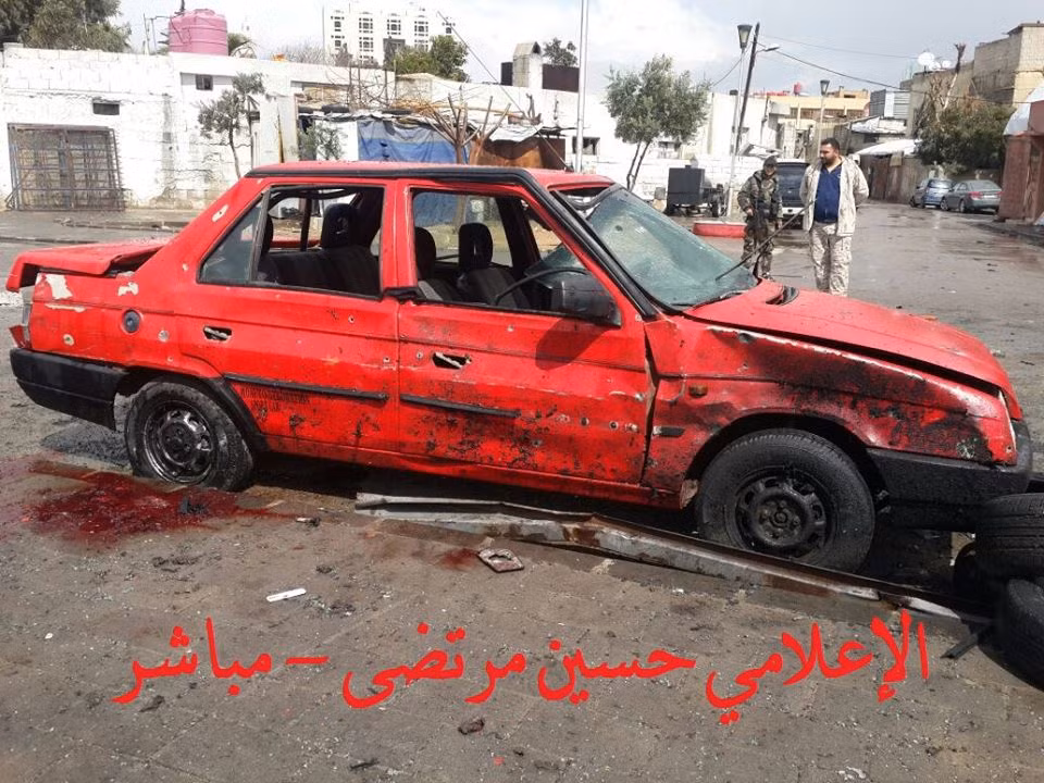 Một chiếc ô tô cũng bị hư hại nghiêm trọng. Ảnh: RT.