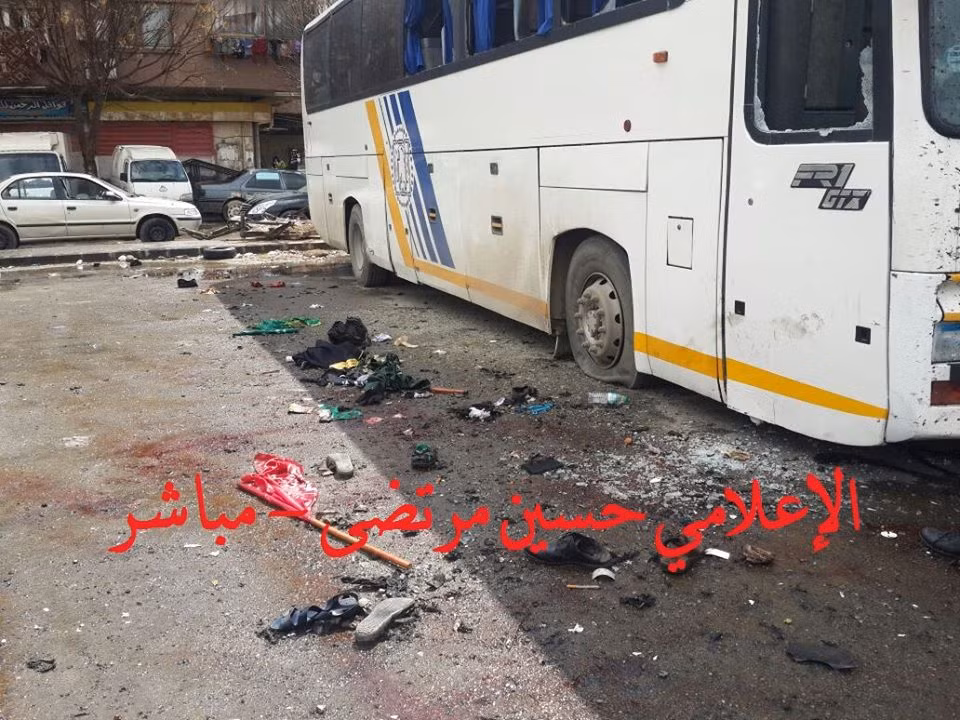 Theo hãng thông tấn SANA, khi đó, 2 quả bom phát nổ gần nghĩa trang Bab al-Saghir, khu Bab Mousalla, gây thương vong lớn. Ảnh: RT.