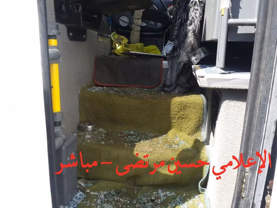 Chiếc xe buýt bị hư hại trong vụ đánh bom. Ảnh: RT.