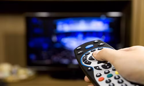 Điều khiển TV, công tắc đèn và điện thoại bàn chính là những thứ chứa nhiều vi khuẩn nhất trong khách sạn. Chúng có thể khiến bạn bị nhiễm bệnh đường hô hấp, đường tiêu hóa hay thậm chí là nhiễm trùng ngoài da.