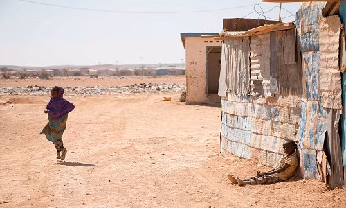 Hàng nghìn người dân đã phải dựng lều trại dọc dường để tìm kiếm thức ăn và nước uống ở Puntland. Tại những khu trại, dịch bệnh đang lan rộng và điều kiện sống rất tồi tệ.