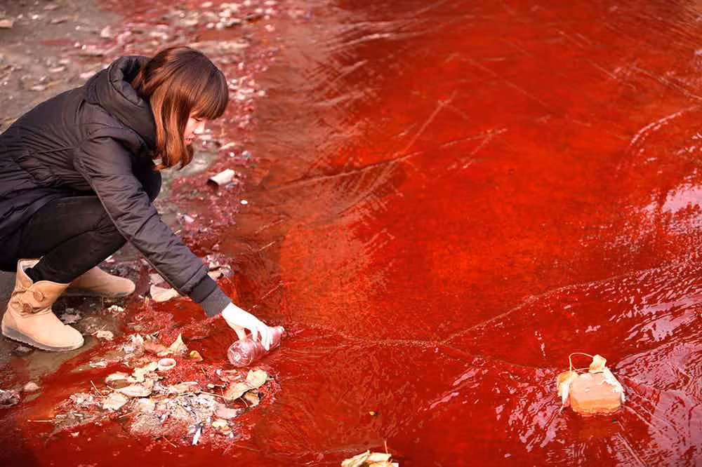 Sông Jianhe ở Trung Quốc còn được biết đến là dòng sông “máu”. Sở dĩ nước sông Jianhe chuyển màu đỏ như vậy là vì bị ô nhiễm. (Nguồn ảnh: The Richest)