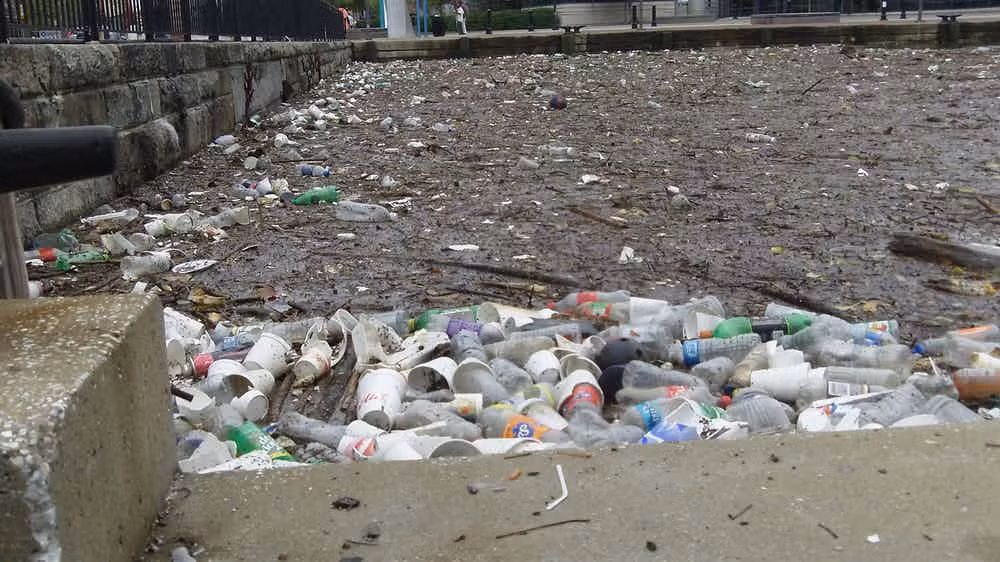 Khi tới thành phố Baltimore thuộc bang Maryland, người ta thường bắt gặp cảnh tượng những đống rác chất đầy trên đường phố, nhiều khu vực trông giống như một vùng chiến sự.